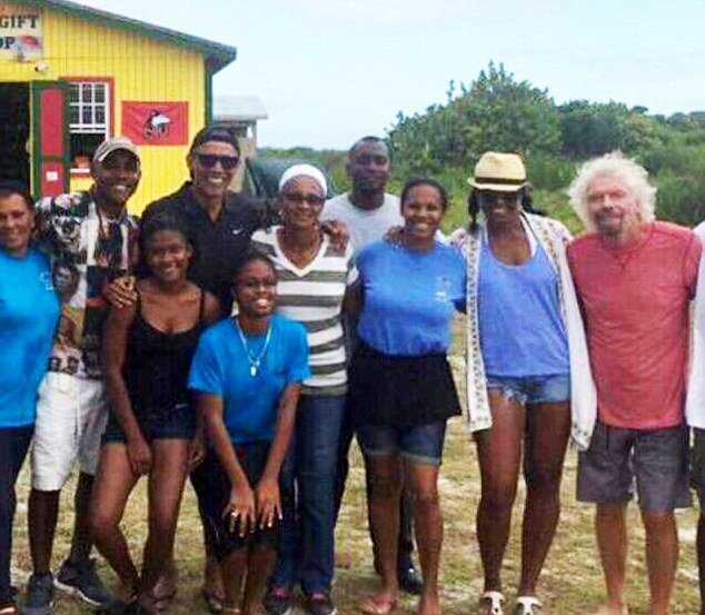 Διακοπές τέλος για τους Ομπάμα -Η επιστροφή στο νέο τους σπίτι και η έκπληξη από τους γείτονες [εικόνες] | iefimerida.gr 2