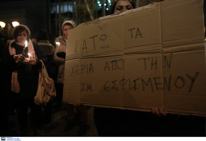 Σταυροί, κεριά και μοναχοί έξω από τη Βουλή -Η διαμαρτυρία φίλων της παλαιάς αδελφότητας της Μονής Εσφιγμένου [εικόνες] | iefimerida.gr 1