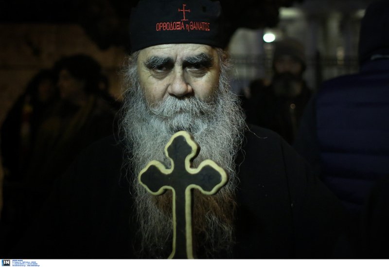 Σταυροί, κεριά και μοναχοί έξω από τη Βουλή -Η διαμαρτυρία φίλων της παλαιάς αδελφότητας της Μονής Εσφιγμένου [εικόνες] | iefimerida.gr 3