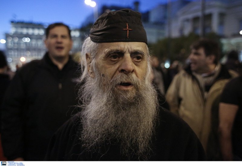 Σταυροί, κεριά και μοναχοί έξω από τη Βουλή -Η διαμαρτυρία φίλων της παλαιάς αδελφότητας της Μονής Εσφιγμένου [εικόνες] | iefimerida.gr 4