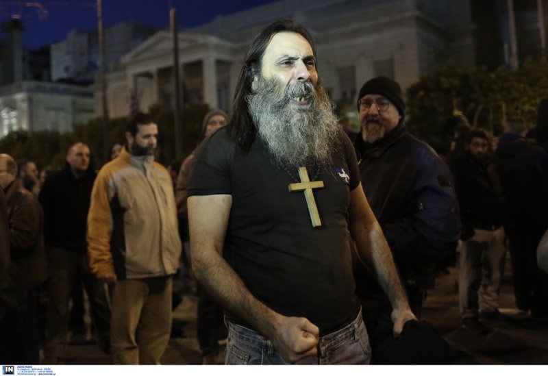 Σταυροί, κεριά και μοναχοί έξω από τη Βουλή -Η διαμαρτυρία φίλων της παλαιάς αδελφότητας της Μονής Εσφιγμένου [εικόνες] | iefimerida.gr 5