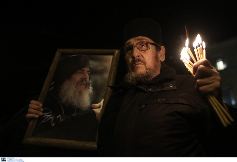 Σταυροί, κεριά και μοναχοί έξω από τη Βουλή -Η διαμαρτυρία φίλων της παλαιάς αδελφότητας της Μονής Εσφιγμένου [εικόνες] | iefimerida.gr 0