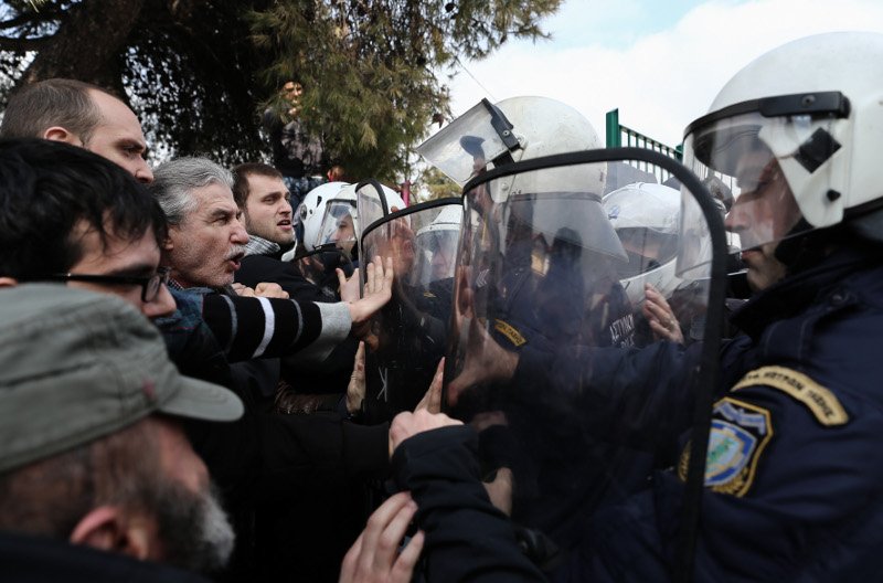 Εθνικιστές προκάλεσαν επεισόδια στο Ωραιόκαστρο -Φώναζαν «λαθραία» τα προσφυγόπουλα [εικόνες&βίντεο] | iefimerida.gr 5