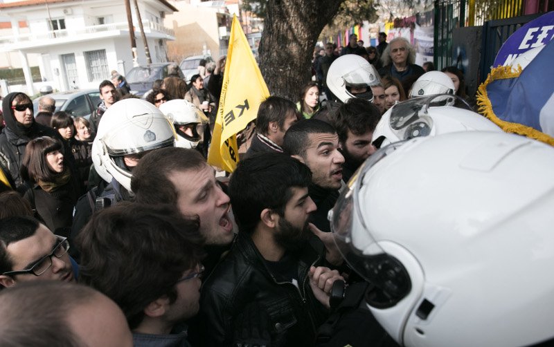 Εθνικιστές προκάλεσαν επεισόδια στο Ωραιόκαστρο -Φώναζαν «λαθραία» τα προσφυγόπουλα [εικόνες&βίντεο] | iefimerida.gr 7