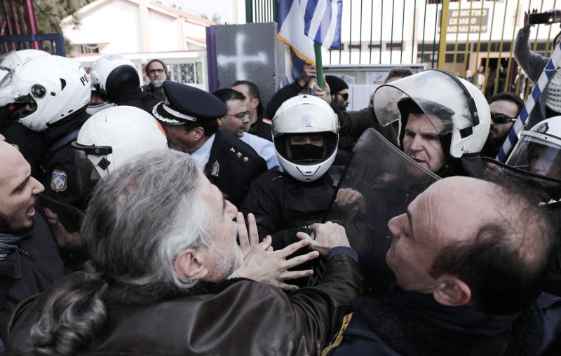 Εθνικιστές προκάλεσαν επεισόδια στο Ωραιόκαστρο -Φώναζαν «λαθραία» τα προσφυγόπουλα [εικόνες&βίντεο] | iefimerida.gr 2