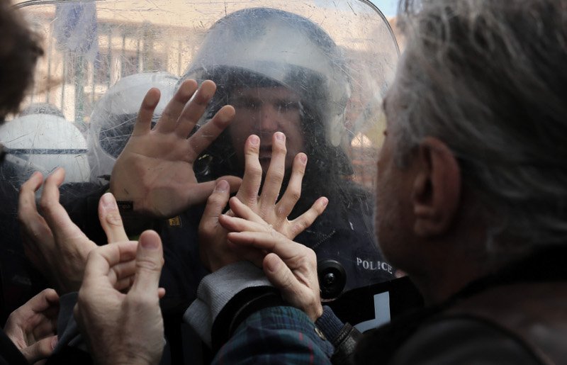 Εθνικιστές προκάλεσαν επεισόδια στο Ωραιόκαστρο -Φώναζαν «λαθραία» τα προσφυγόπουλα [εικόνες&βίντεο] | iefimerida.gr 6