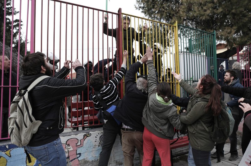 Εθνικιστές προκάλεσαν επεισόδια στο Ωραιόκαστρο -Φώναζαν «λαθραία» τα προσφυγόπουλα [εικόνες&βίντεο] | iefimerida.gr 8