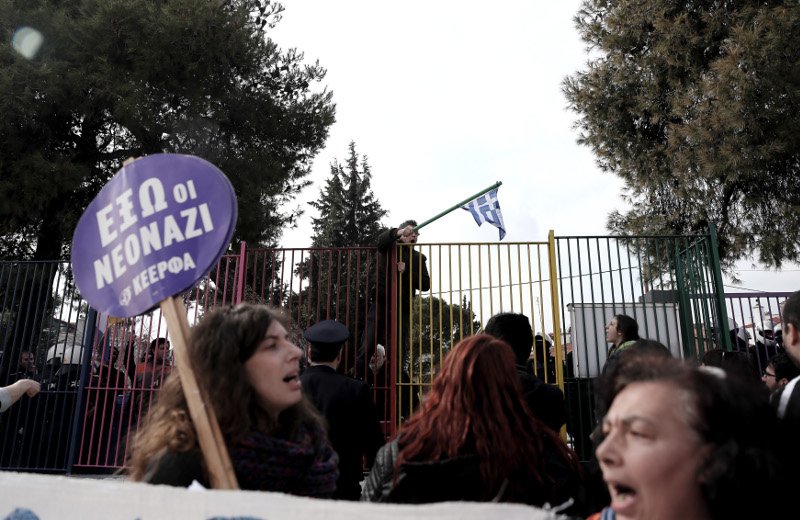 Εθνικιστές προκάλεσαν επεισόδια στο Ωραιόκαστρο -Φώναζαν «λαθραία» τα προσφυγόπουλα [εικόνες&βίντεο] | iefimerida.gr 9