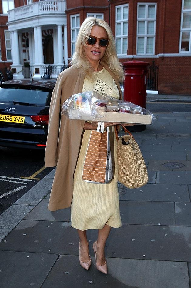 Η Πάμελα Αντερσον και ο Τζούλιαν Ασάνζ είναι ζευγάρι; [εικόνες] | iefimerida.gr 3