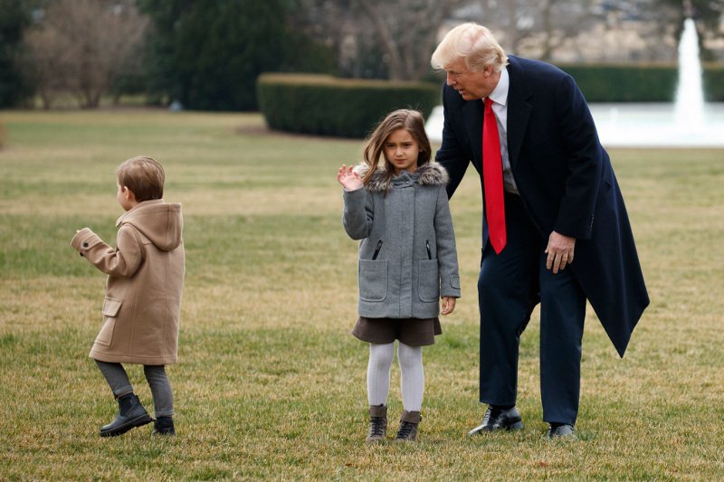 Ο Ντόναλντ Τραμπ τρυφερός παππούς, χέρι -χέρι με τα εγγόνια του [εικόνες & βίντεο] | iefimerida.gr 3