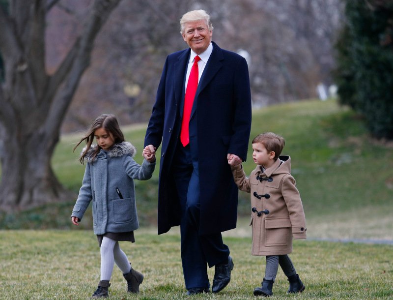 Ο Ντόναλντ Τραμπ τρυφερός παππούς, χέρι -χέρι με τα εγγόνια του [εικόνες & βίντεο] | iefimerida.gr 0