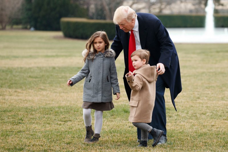 Ο Ντόναλντ Τραμπ τρυφερός παππούς, χέρι -χέρι με τα εγγόνια του [εικόνες & βίντεο] | iefimerida.gr 2