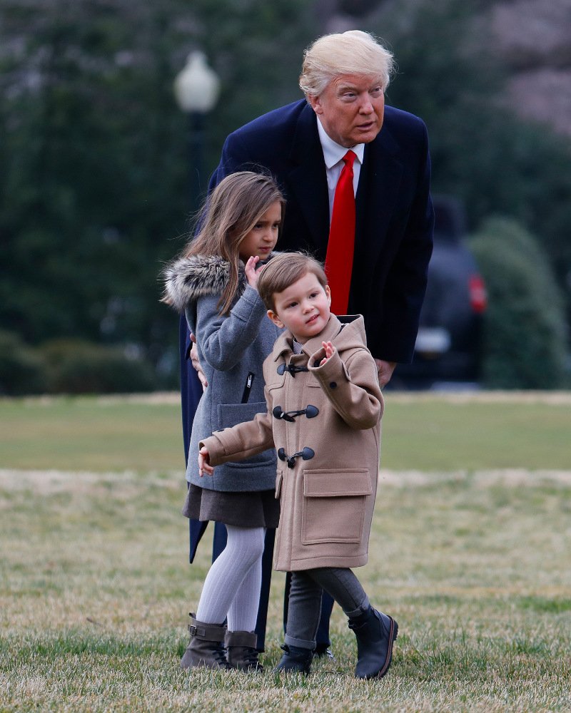 Ο Ντόναλντ Τραμπ τρυφερός παππούς, χέρι -χέρι με τα εγγόνια του [εικόνες & βίντεο] | iefimerida.gr 4