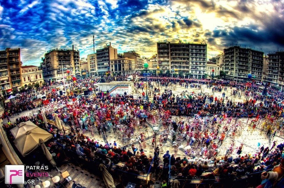 Κορυφώνεται το Καρναβάλι της Πάτρας -30.000 άτομα στη νυχτερινή παρέλαση [εικόνες & βίντεο]  | iefimerida.gr 3