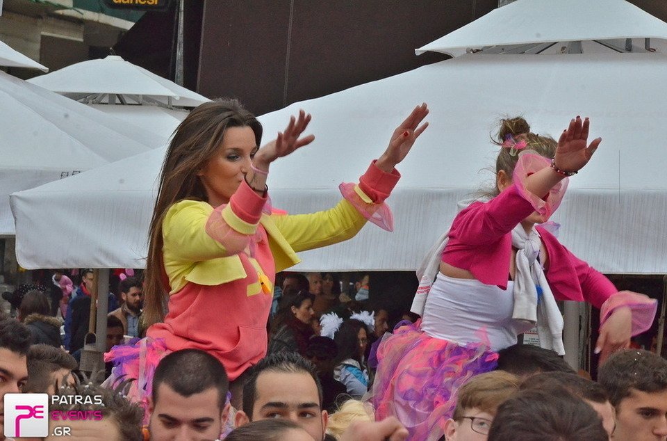 Κορυφώνεται το Καρναβάλι της Πάτρας -30.000 άτομα στη νυχτερινή παρέλαση [εικόνες & βίντεο]  | iefimerida.gr 1