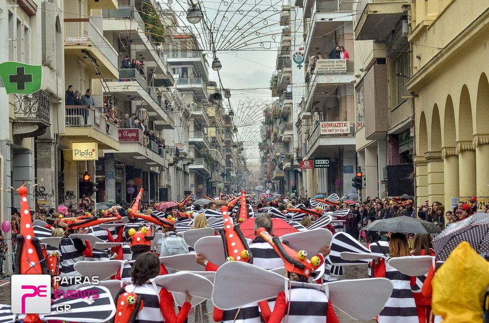 Κορυφώνεται το Καρναβάλι της Πάτρας -30.000 άτομα στη νυχτερινή παρέλαση [εικόνες & βίντεο]  | iefimerida.gr 2