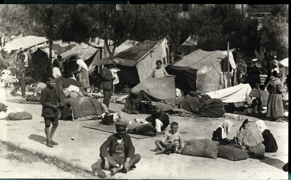 Tα προσφυγικά του Πειραιά: Πού έζησαν οι 40.000 πρόσφυγες που έφτασαν στο λιμάνι το '22 | iefimerida.gr 1