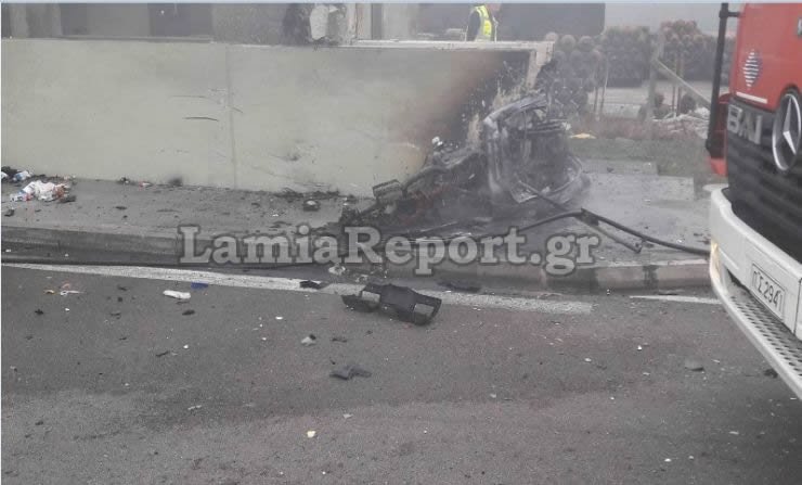 Τραγωδία με 4 νεκρούς στην εθνική Αθηνών-Λαμίας -Σταμάτησαν σε πάρκινγκ και έπεσε επάνω τους άλλο όχημα [εικόνες] | iefimerida.gr 1