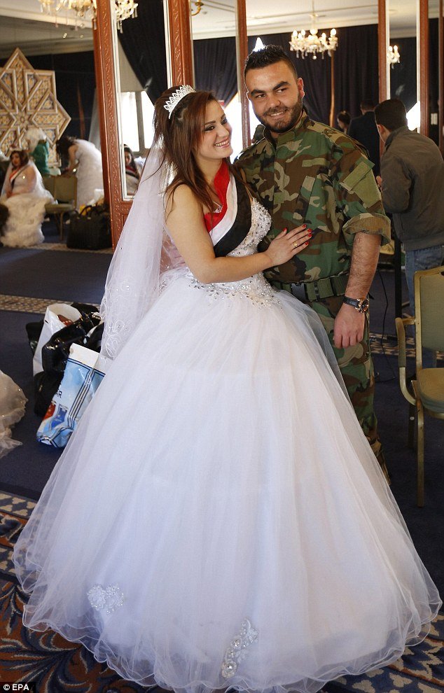 Ο πρώτος ομαδικός γάμος στη Συρία μετά την κατάπαυση του πυρός -Παντρεύτηκαν 30 ζευγάρια [εικόνες] | iefimerida.gr 4