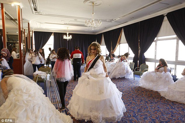 Ο πρώτος ομαδικός γάμος στη Συρία μετά την κατάπαυση του πυρός -Παντρεύτηκαν 30 ζευγάρια [εικόνες] | iefimerida.gr 3