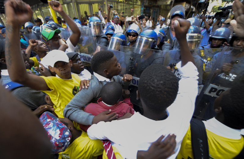 Αγριο ξύλο στη Βουλή της Νότιας Αφρικής πριν την ομιλία του προέδρου Ζούμα [εικόνες & βίντεο] | iefimerida.gr 3