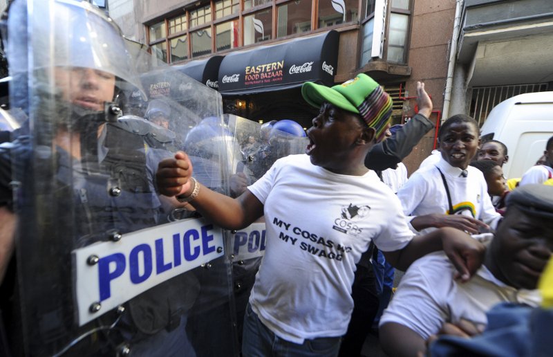 Αγριο ξύλο στη Βουλή της Νότιας Αφρικής πριν την ομιλία του προέδρου Ζούμα [εικόνες & βίντεο] | iefimerida.gr 4