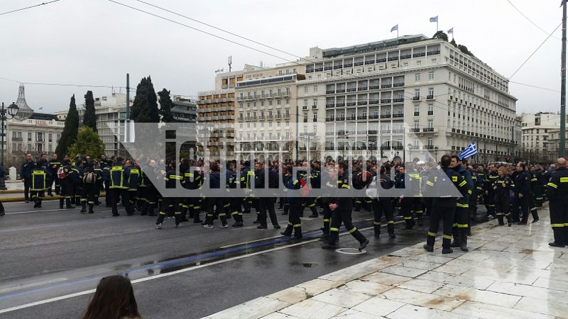 Διαμαρτυρία πυροσβεστών στο Σύνταγμα -Ποιοι δρόμοι είναι κλειστοί [εικόνες] | iefimerida.gr 0