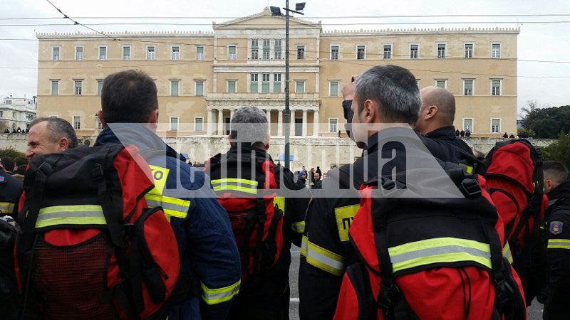 Διαμαρτυρία πυροσβεστών στο Σύνταγμα -Ποιοι δρόμοι είναι κλειστοί [εικόνες] | iefimerida.gr 1