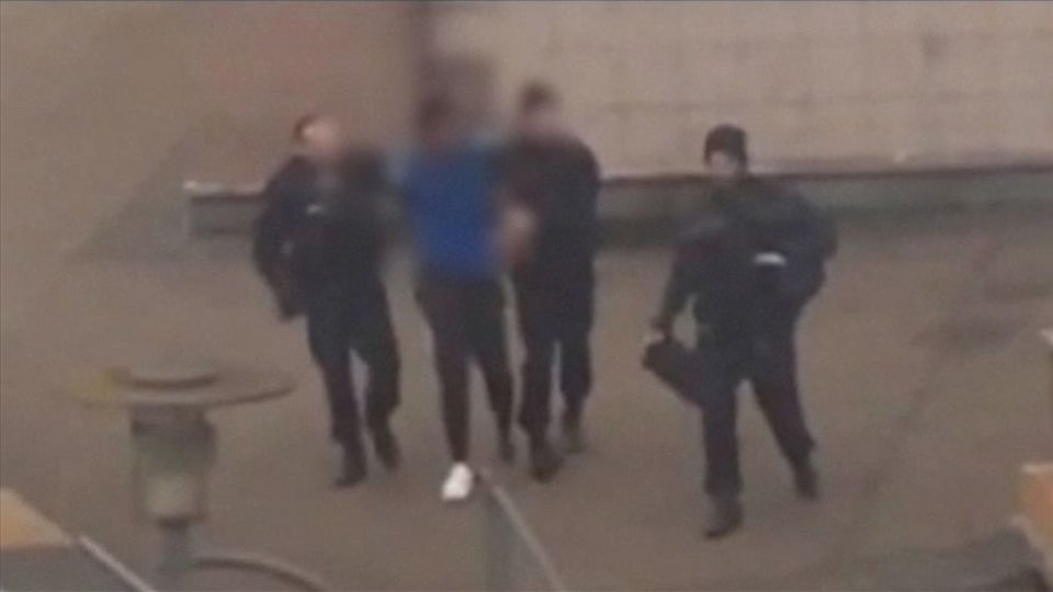 Οργή στα προάστια του Παρισιού μετά τον βιασμό νεαρού μαύρου από αστυνομικούς [εικόνες & βίντεο]  | iefimerida.gr 2