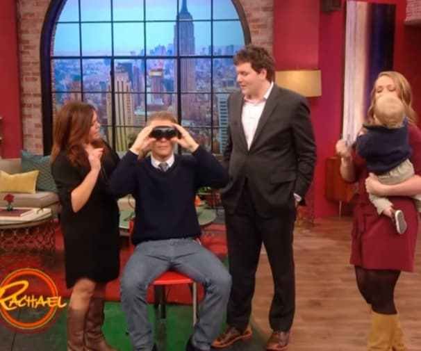 Συγκινητικό: Τυφλός άνδρας βλέπει για πρώτη φορά τη γυναίκα του και εντυπωσιάζεται από την ομορφιά της [βίντεο] | iefimerida.gr 2