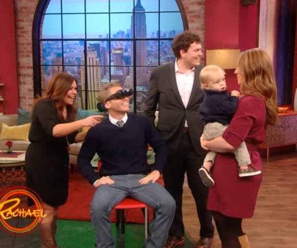 Συγκινητικό: Τυφλός άνδρας βλέπει για πρώτη φορά τη γυναίκα του και εντυπωσιάζεται από την ομορφιά της [βίντεο] | iefimerida.gr 3