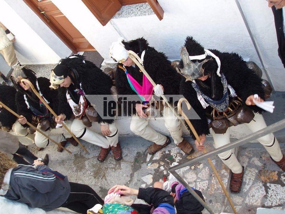 Το καρναβάλι της Σκύρου και οι... γέροι του [εικόνες] | iefimerida.gr 0