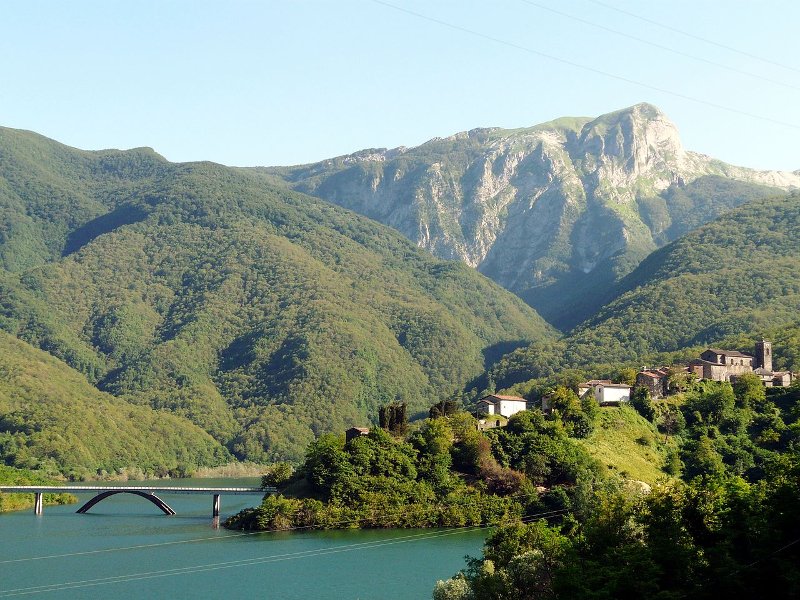 Γιατί ένα ειδυλλιακό χωριό της Τοσκάνης στήνει ανδριάντα στον Τραμπ | iefimerida.gr 2