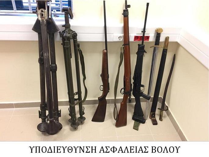 Βόλος: 54χρονος είχε ολόκληρο οπλοστάσιο -Περίστροφα, πιστόλια, φυσίγγια και μαχαίρια [εικόνες] | iefimerida.gr 0