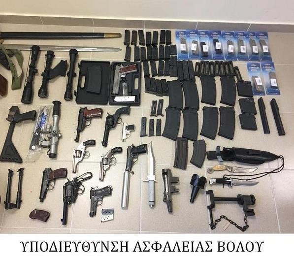 Βόλος: 54χρονος είχε ολόκληρο οπλοστάσιο -Περίστροφα, πιστόλια, φυσίγγια και μαχαίρια [εικόνες] | iefimerida.gr 1