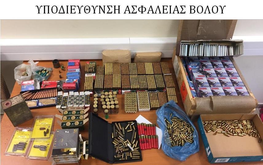 Βόλος: 54χρονος είχε ολόκληρο οπλοστάσιο -Περίστροφα, πιστόλια, φυσίγγια και μαχαίρια [εικόνες] | iefimerida.gr 2