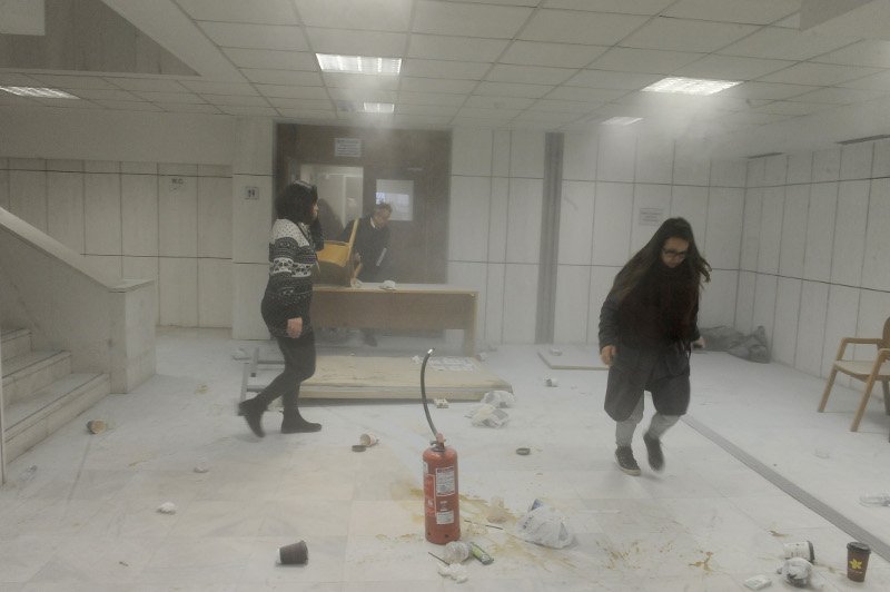 Ρινγκ το δικαστήριο -Αντιεξουσιαστές και οπαδοί της Χρυσής Αυγής αντάλλαξαν ύβρεις και μπουκάλια [βίντεο] | iefimerida.gr 1