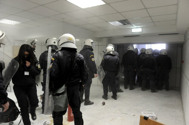 Ρινγκ το δικαστήριο -Αντιεξουσιαστές και οπαδοί της Χρυσής Αυγής αντάλλαξαν ύβρεις και μπουκάλια [βίντεο] | iefimerida.gr 2