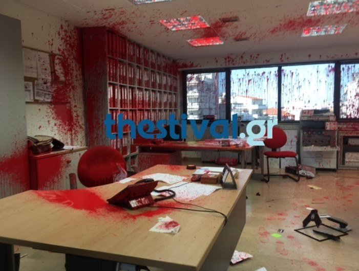 Θεσσαλονίκη: Κουκουλοφόροι έκαναν γυαλιά καρφιά τα γραφεία εταιρείας εύρεσης εργασίας [εικόνες] | iefimerida.gr 0