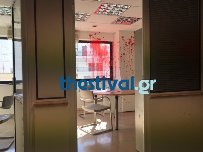 Θεσσαλονίκη: Κουκουλοφόροι έκαναν γυαλιά καρφιά τα γραφεία εταιρείας εύρεσης εργασίας [εικόνες] | iefimerida.gr 1