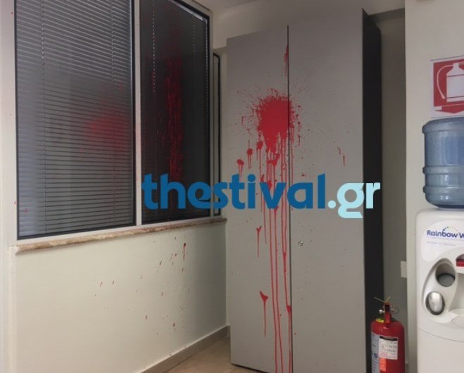 Θεσσαλονίκη: Κουκουλοφόροι έκαναν γυαλιά καρφιά τα γραφεία εταιρείας εύρεσης εργασίας [εικόνες] | iefimerida.gr 2