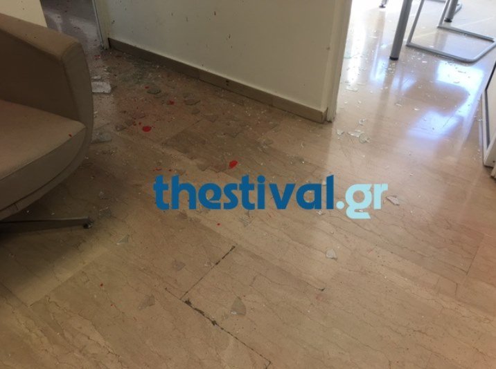 Θεσσαλονίκη: Κουκουλοφόροι έκαναν γυαλιά καρφιά τα γραφεία εταιρείας εύρεσης εργασίας [εικόνες] | iefimerida.gr 3