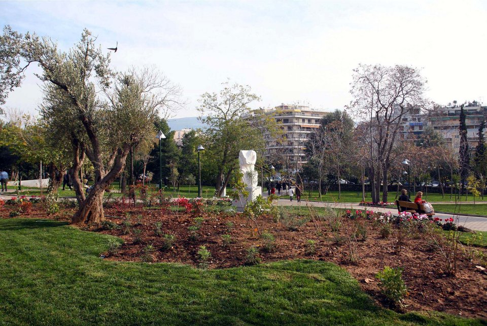Ο δήμος της Αθήνας οργώνει το πάρκο Ριζάρη στο όνομα της έκθεσης documenta | iefimerida.gr 2