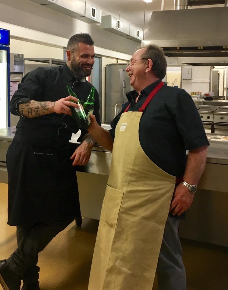 Ο Μαμαλάκης μαγείρεψε στο Τζάνειο για ασθενείς και γιατρούς [εικόνες] | iefimerida.gr 1