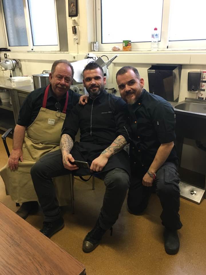 Ο Μαμαλάκης μαγείρεψε στο Τζάνειο για ασθενείς και γιατρούς [εικόνες] | iefimerida.gr 5