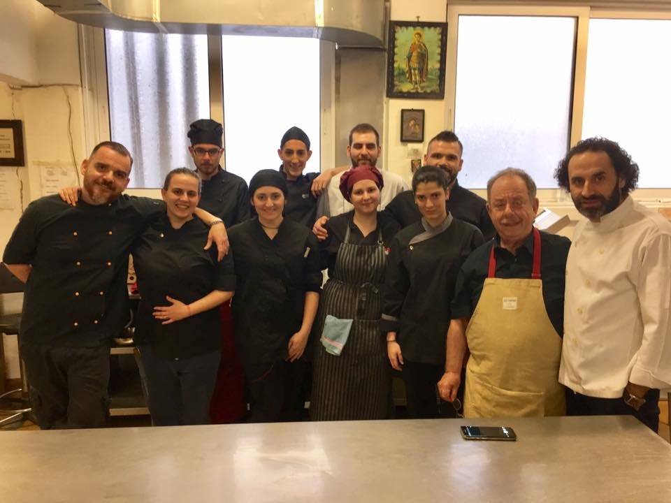 Ο Μαμαλάκης μαγείρεψε στο Τζάνειο για ασθενείς και γιατρούς [εικόνες] | iefimerida.gr 2