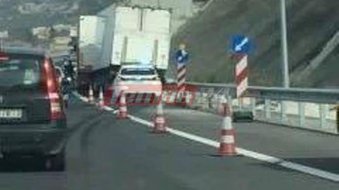 Κυκλοφοριακά προβλήματα στην Πατρών - Κορίνθου:  «Δίπλωσε» νταλίκα στο ύψος της Ακράτας [εικόνα] | iefimerida.gr 0