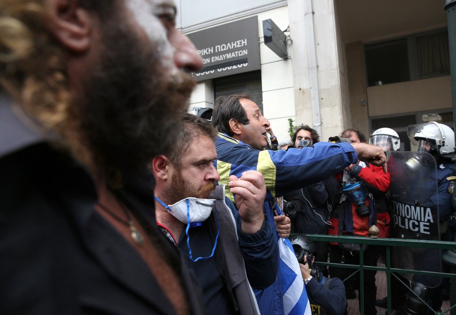 Διαδηλωτές πολιόρκησαν την κυβέρνηση σε Αθήνα και Θεσσαλονίκη | iefimerida.gr 2
