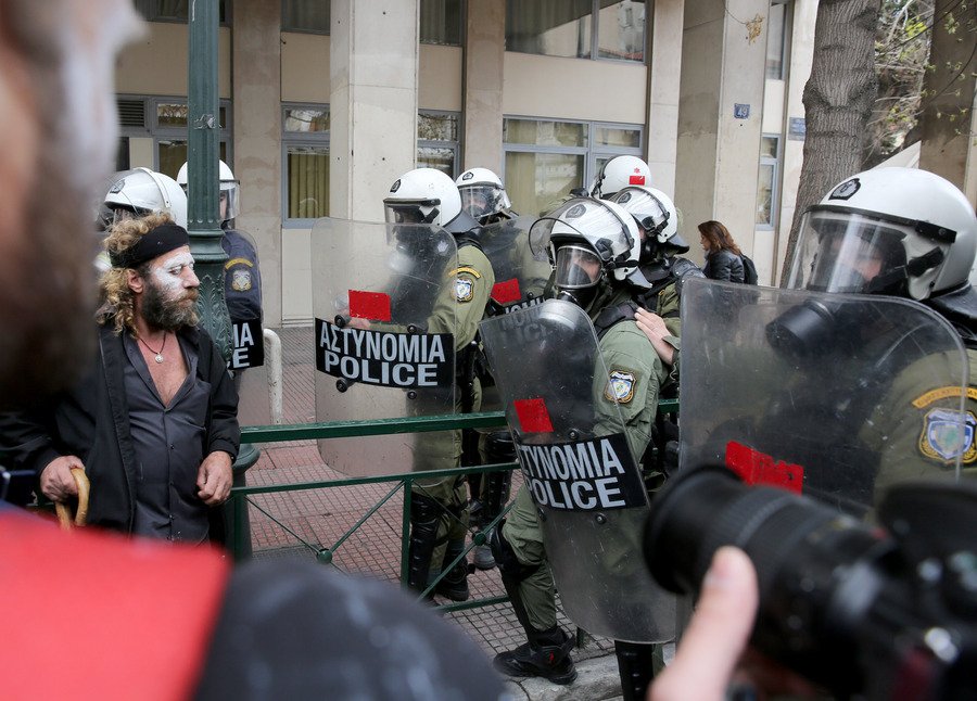 Διαδηλωτές πολιόρκησαν την κυβέρνηση σε Αθήνα και Θεσσαλονίκη | iefimerida.gr 3