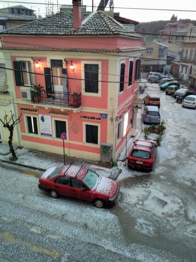 Χαλάζι σε μέγεθος φουντουκιού έπεσε στην Κέρκυρα [εικόνα & βίντεο] | iefimerida.gr 0
